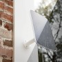 Ezviz Akku-Überwachungskamera mit Solarmodul an Hauswand montiert.