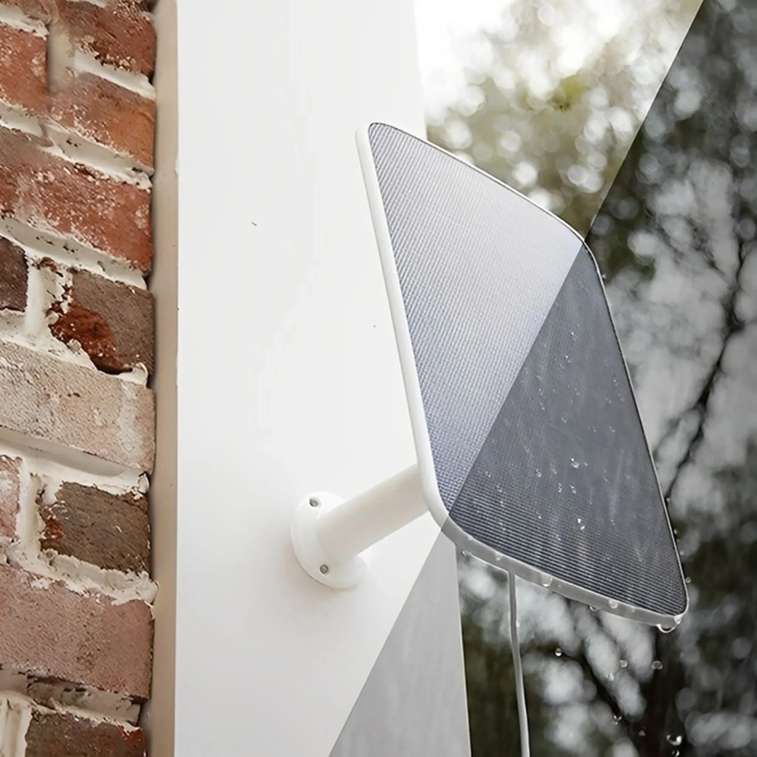 Ezviz Akku-Überwachungskamera mit Solarmodul an Hauswand montiert.