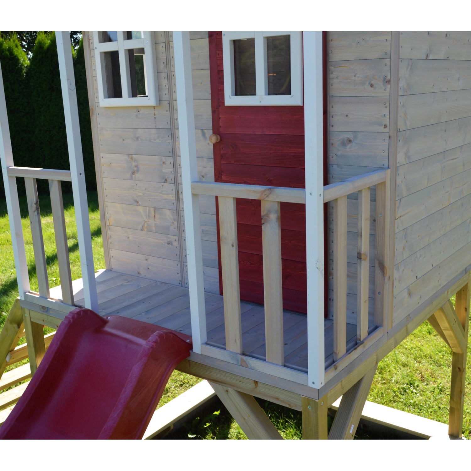Wendi Toys Kinderspielhaus Frosch mit Veranda, Rutsche. Holzhaus auf Stelzen mit roter Tür.
