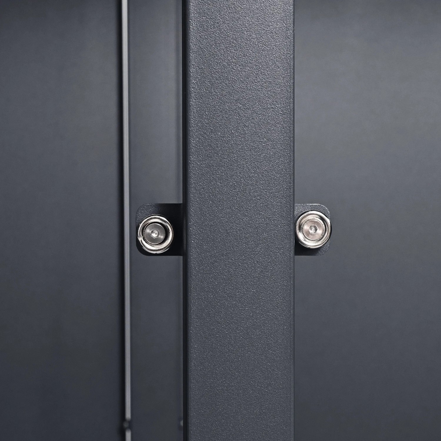 Nahaufnahme der anthrazitfarbenen FM-SOLAR Mülltonnenbox aus Metall mit silbernen Befestigungen. Detail der robusten Konstruktion.