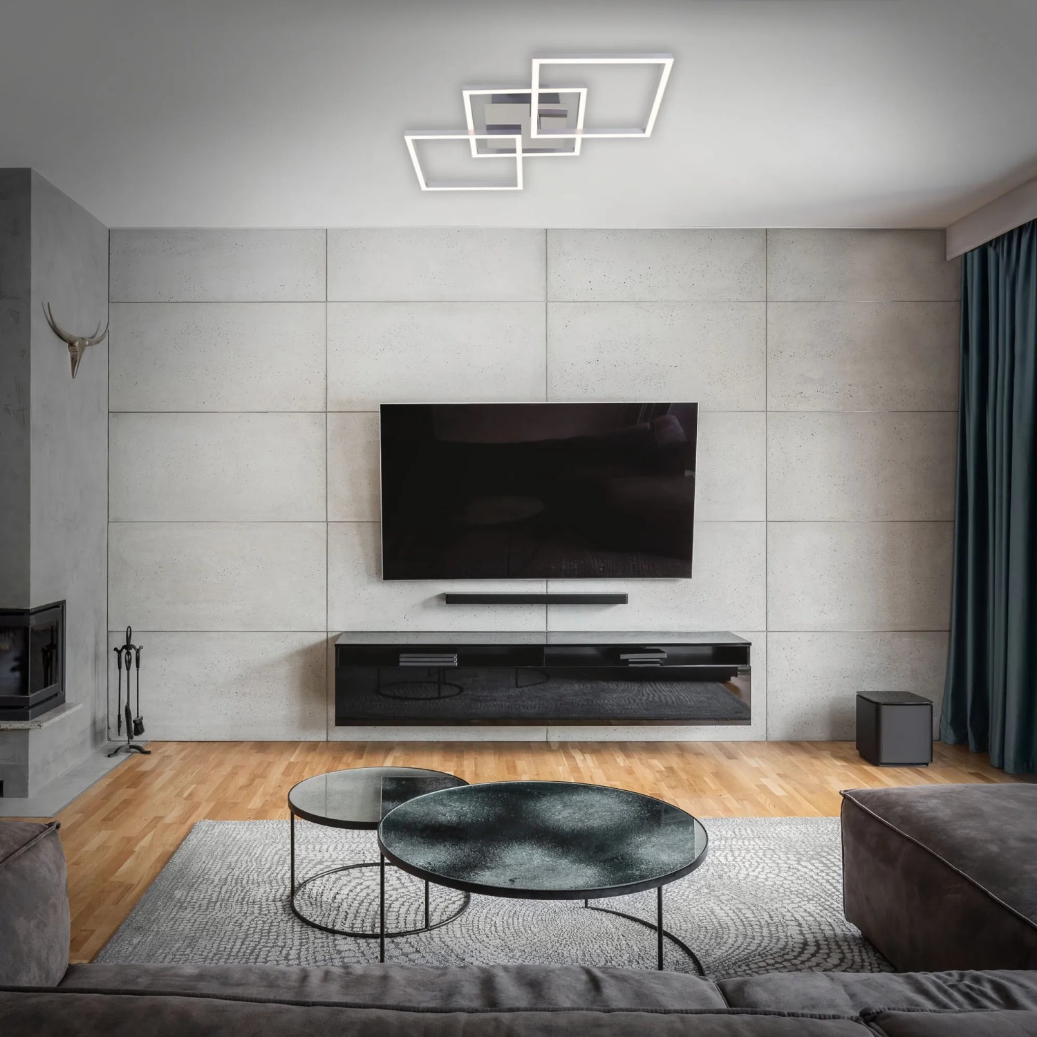 Dimmbare Brilo LED-Deckenleuchte Frame in Silber, quadratisches Design, montiert in modernem Wohnzimmer.