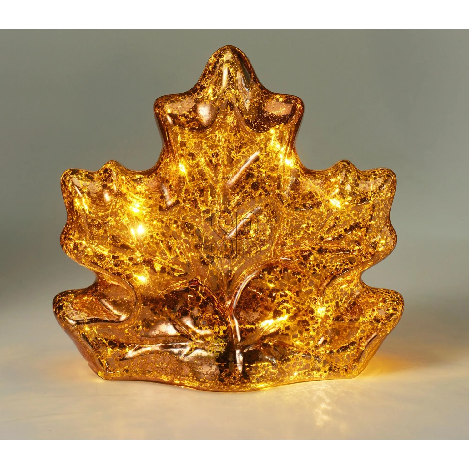 Goldenes Glasblatt mit integrierten LEDs im Ahornblatt-Design, als Dekofigur beleuchtet.