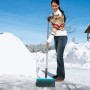 Frau benutzt Gardena combisystem Stoßscharre 30 cm zum Entfernen von Eis.