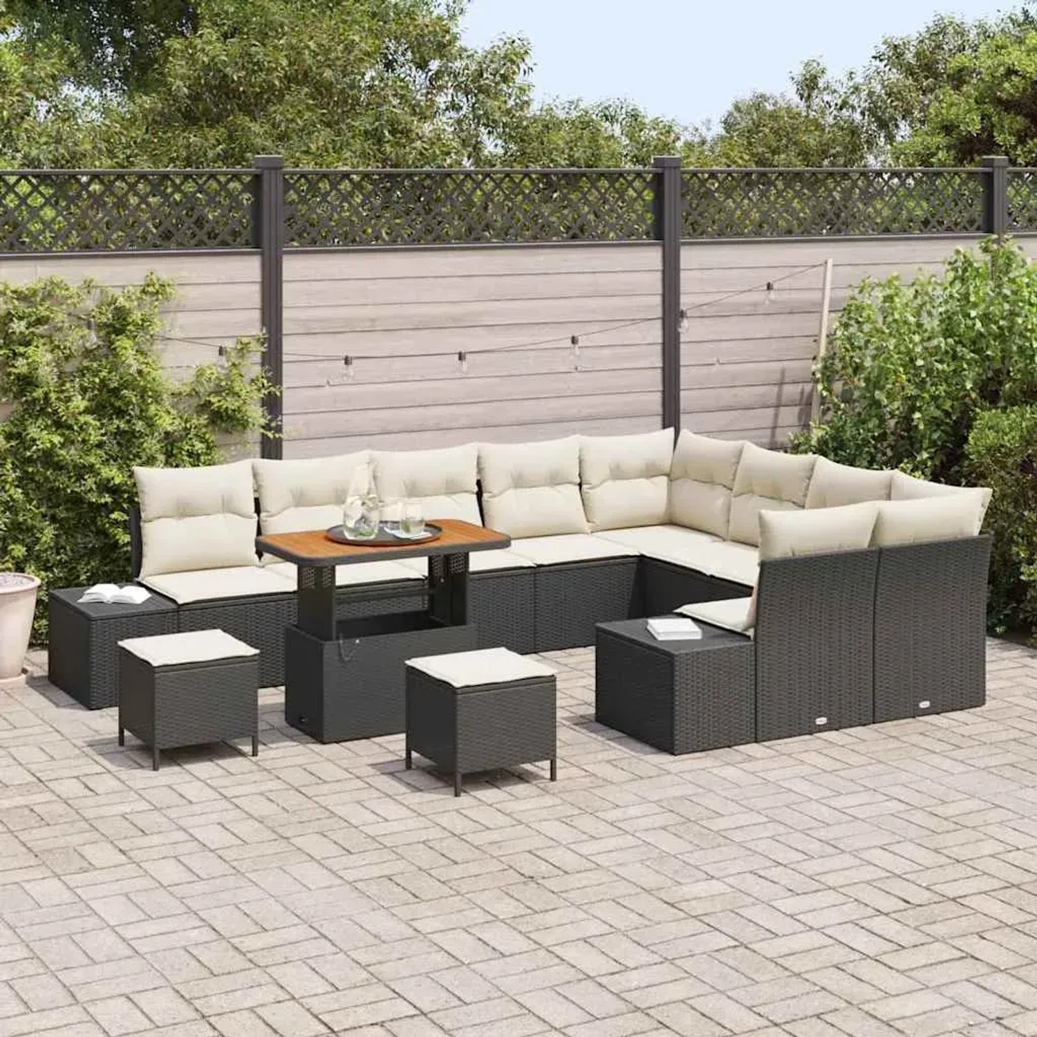 Schwarzes 12-teiliges vidaXL Garten-Sofa-Set aus Poly Rattan mit Tisch und Hockern.