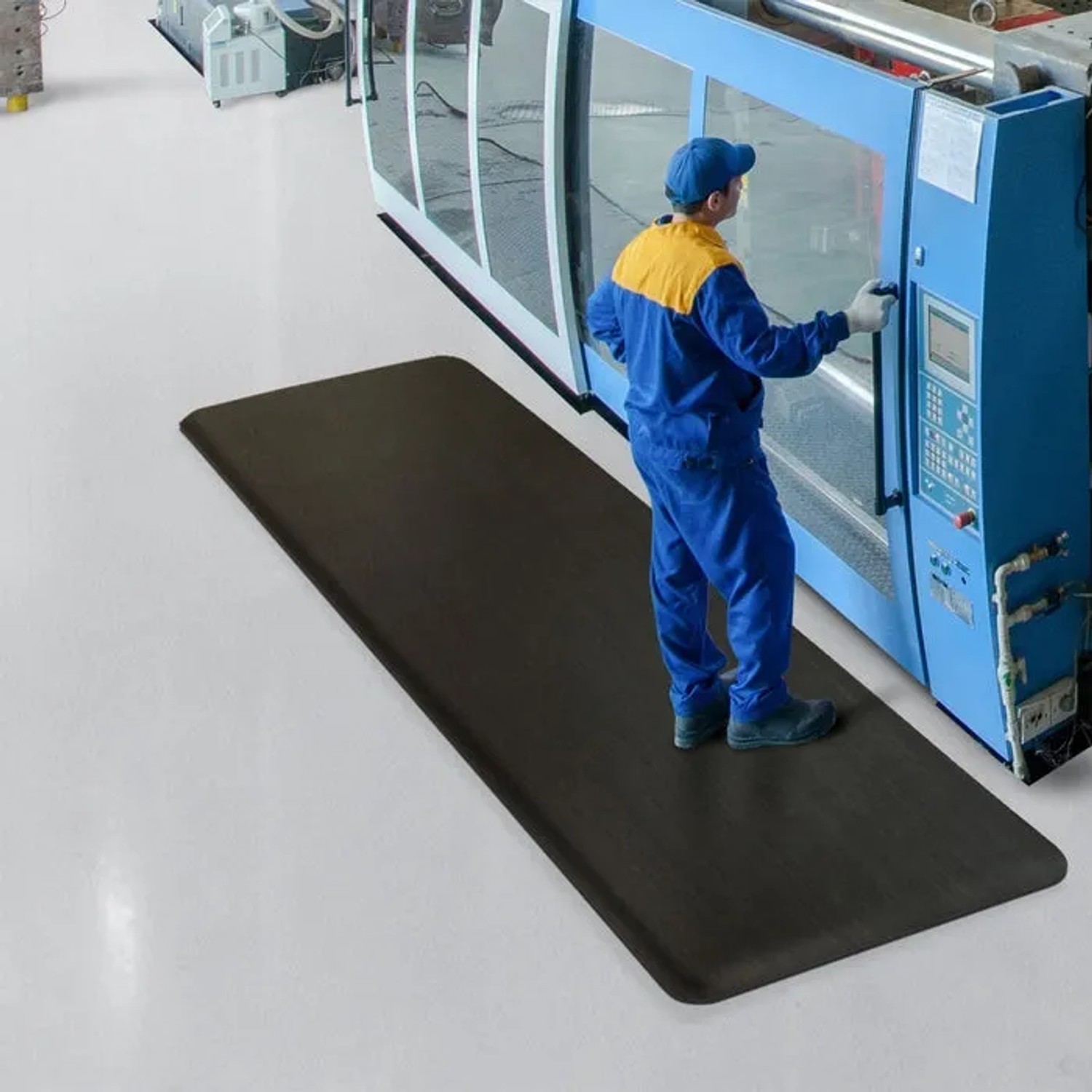 Schwarze KARAT Anti-Ermüdungsmatte Soft-Tritt 120x50 cm am Arbeitsplatz.