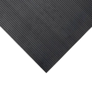 Schwarze KARAT Gummi Stallmatte mit Riffelstruktur für Stall, Waschplatz oder Paddock.