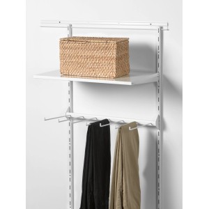 Weißer Metall-Hosenhalter (60x30cm) an Regalsystem mit Regalboden und Korb.