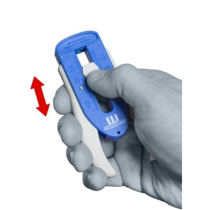 WEICON LWL Präzisions-Abisolierer in Blau/Grau bei der Anwendung. Zange zum Abisolieren von Glasfaserkabeln.