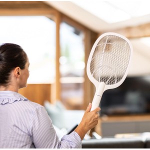 Frau hält Windhager Fliegenklatsche 2-in-1 elektrisch im Innenraum.