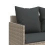Detailansicht der hellgrauen vidaXL Garten-Sofagarnitur aus Rattan mit dunklen Kissen.