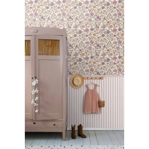 ESTAhome Vliestapete mit Blumenmuster in Lila, Rosa und Weiß im Kinderzimmer.