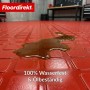 Roter PVC-Bodenbelag Check Quadra mit Quadratmuster und Flüssigkeit auf der Oberfläche.