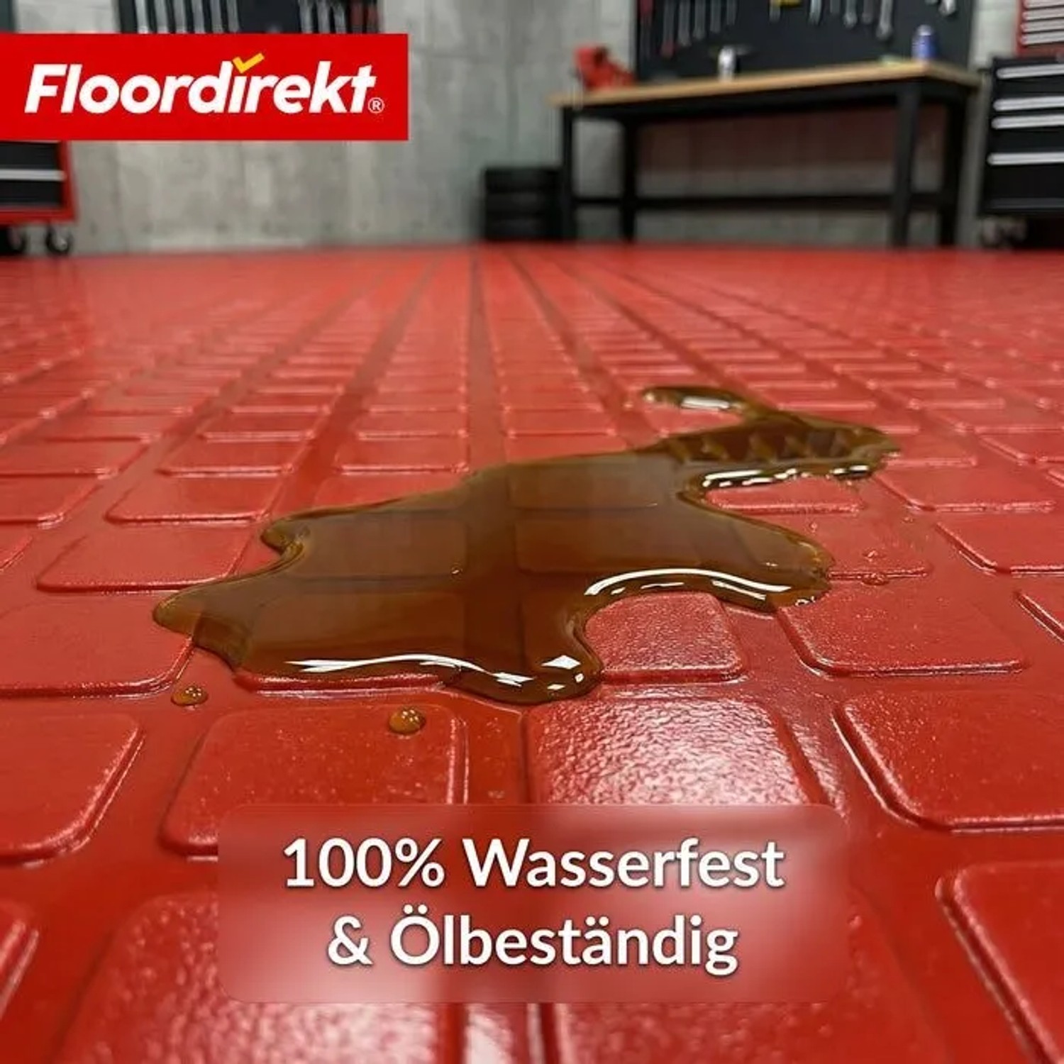 Roter PVC-Bodenbelag Check Quadra mit Quadratmuster und Flüssigkeit auf der Oberfläche.