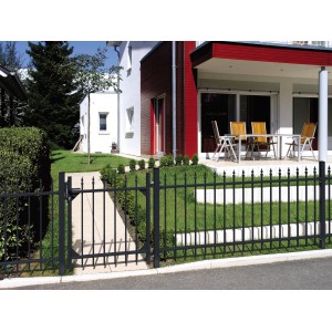 Metallzaun Grund-Set Chaussee, anthrazit, 120x1000 cm, zum Einbetonieren. Gartenzaun mit Tor vor Haus.