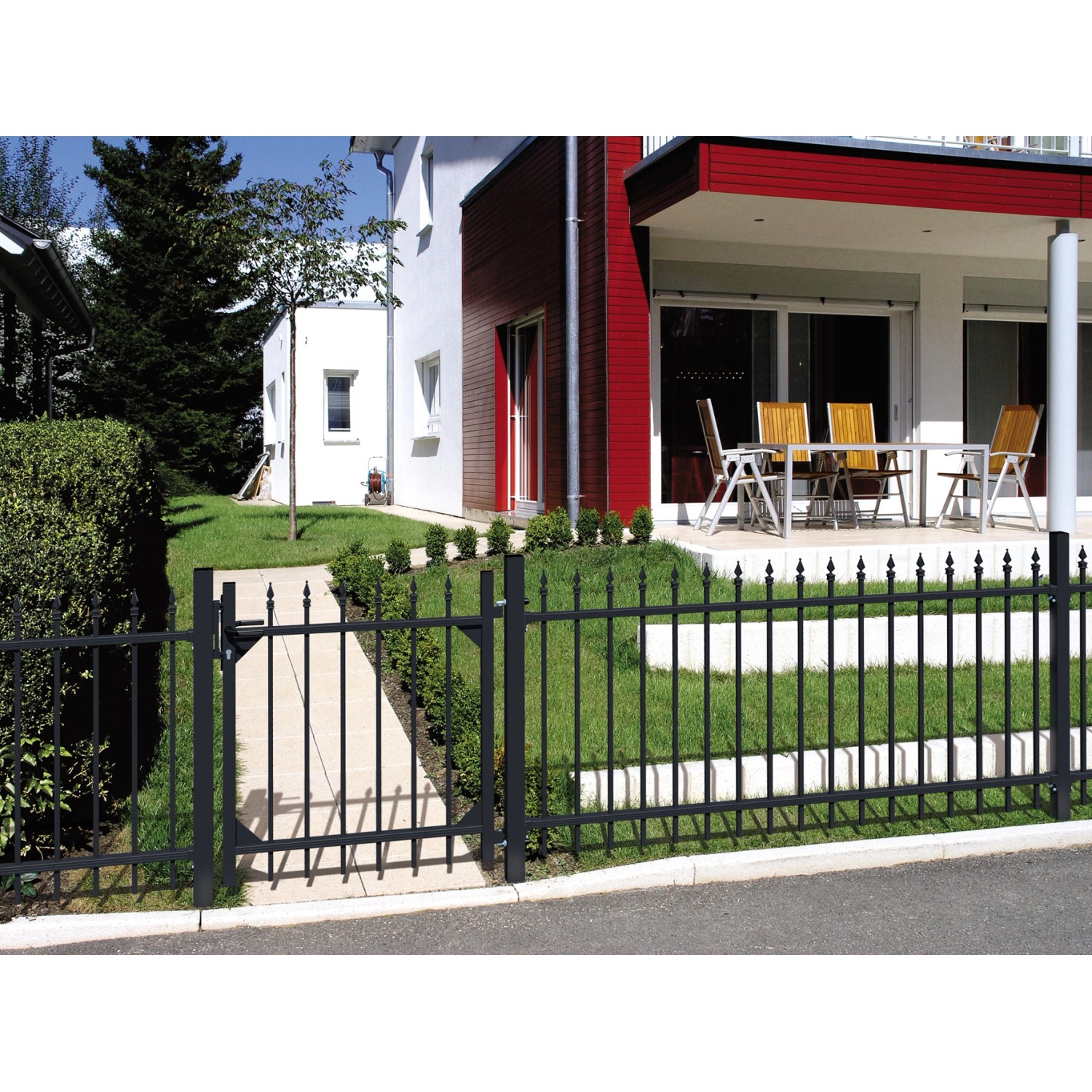 Metallzaun Grund-Set Chaussee, anthrazit, 120x1000 cm, zum Einbetonieren. Gartenzaun mit Tor vor Haus.
