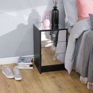 Nachttisch mit d-c-fix Spiegeleffektfolie auf Schubladen, reflektierend.