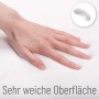 Detailaufnahme: Hand auf flauschigem, weißen Sanilo Badteppich Good Feeling. Weiche Oberfläche.