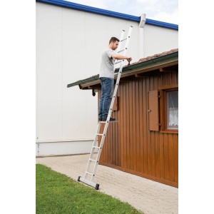 PROREGAL Anlegeleiter mit 12 Sprossen und Traverse im Einsatz vor Holzhütte.