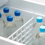 Mobicool Kühlbox Innenraum mit Wasserflaschen und Trennwand.