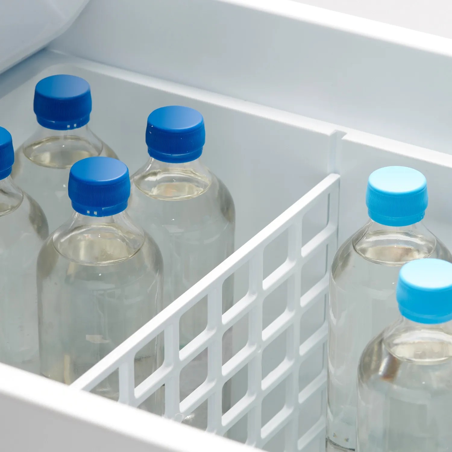 Mobicool Kühlbox Innenraum mit Wasserflaschen und Trennwand.