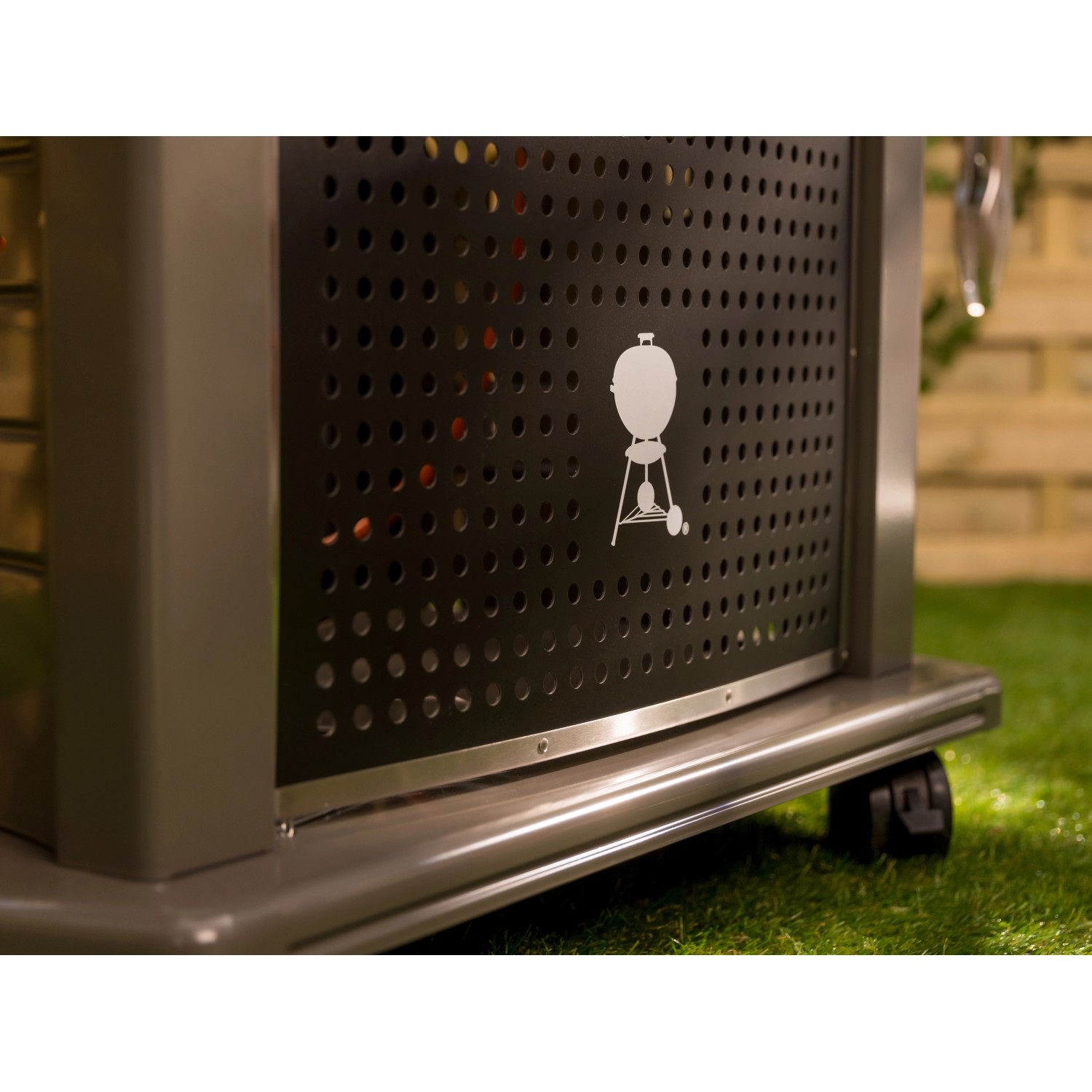 Detailansicht: Unterbau des Weber Gasgrills Spirit E-220S Classic mit Logo und Rädern.