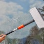 Gardena Cleansystem Fensterwischer mit Mikrovlies und Abziehlippe in Nutzung.
