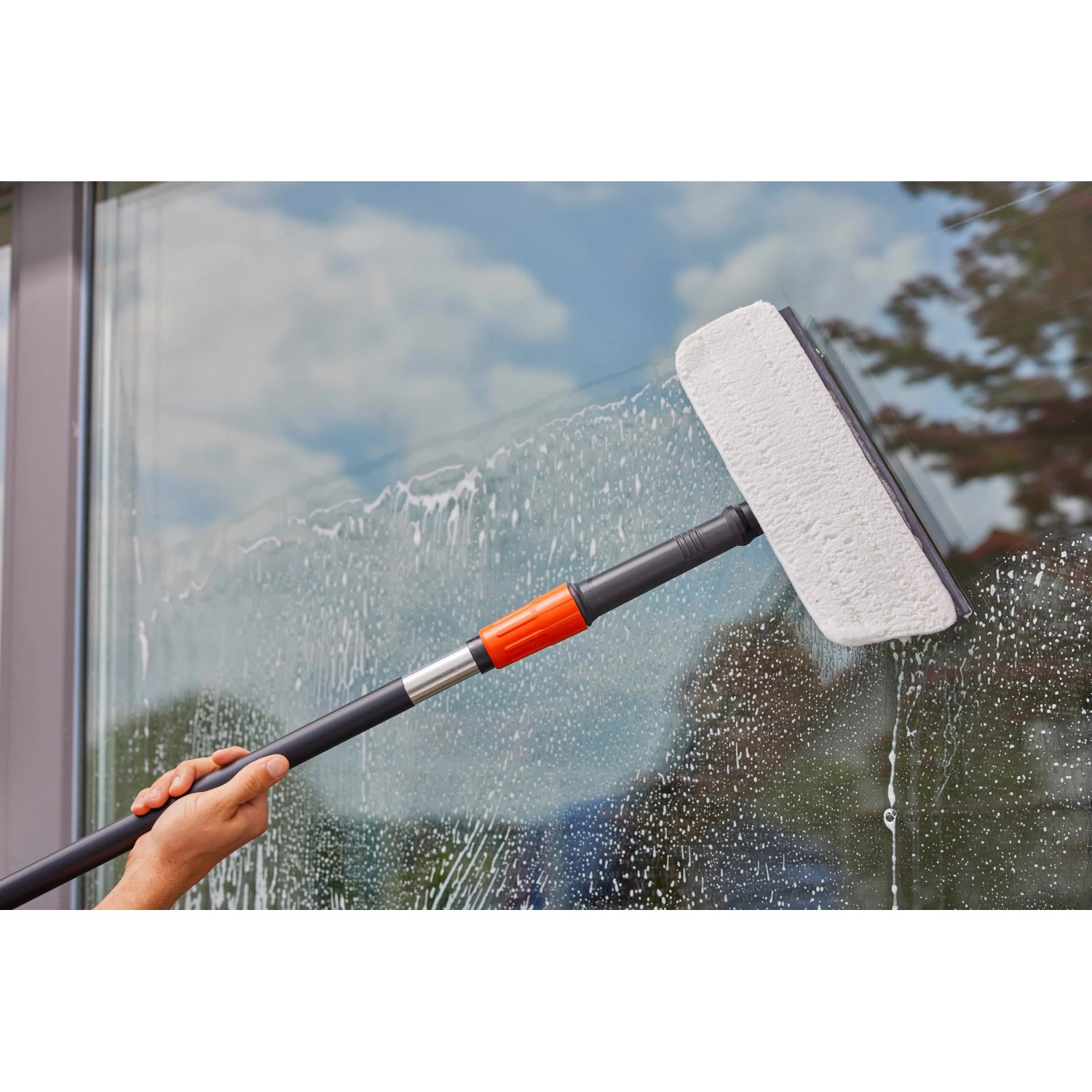 Gardena Cleansystem Fensterwischer mit Mikrovlies und Abziehlippe in Nutzung.