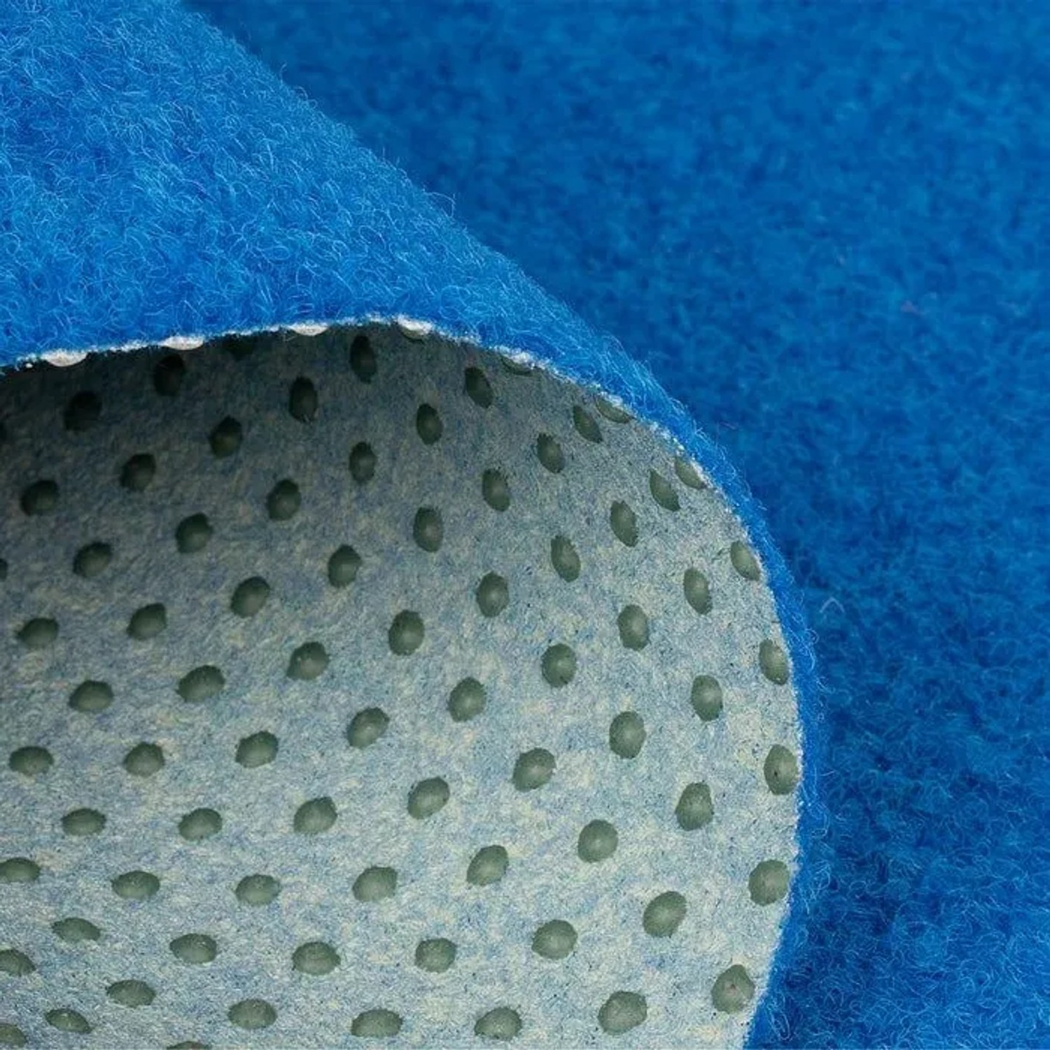 Blauer Kunstrasen Farbwunder Park mit rutschfester Rückseite, Detailansicht.