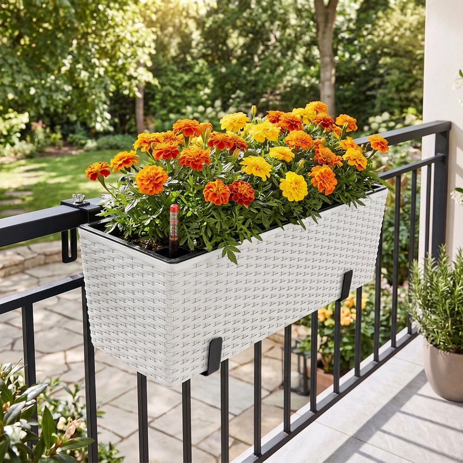 Weißer Relaxdays Balkonkasten in Rattan-Optik mit Halterung, selbstbewässernd, Füllstandsanzeige, gefüllt mit Blumen.