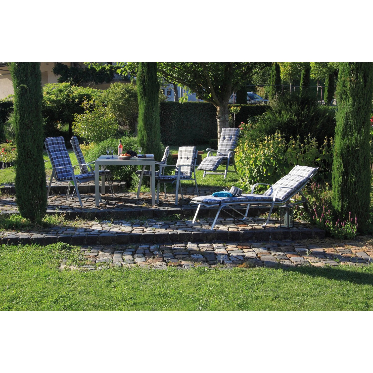 Gartenmöbel mit Beo Hochlehner-Saumauflagen Belgrad Karo in Grau-Anthrazit auf Stühlen und Liegen.