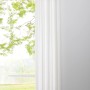 Weißer Mydeco Schlaufenschal Mood, halbtransparent, vor Fenster mit Blick ins Grüne.