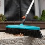 Gardena Combisystem Straßenbesen mit blauer Bürste und Kratzkante zum Entfernen von Schmutz.