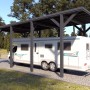 Holzbrüder Camping-Carport Ralf, anthrazitgrau, mit Wohnmobil. Carport mit Blechdach in Dunkelgrau.