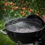 Weber Holzkohle-Kugelgrill Classic Kettle 47 cm, schwarz, mit Grillrost und geöffnetem Deckel.