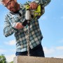 Mann bohrt mit Ryobi Akku-SDS-Bohrhammer RSDS18BL-0 in Beton.