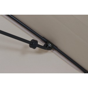 Detailaufnahme: Siena Garden Marktschirm City, 180x180 cm, Natur, mit Neigungsfunktion, zeigt Schirmstreben und Mechanismus.