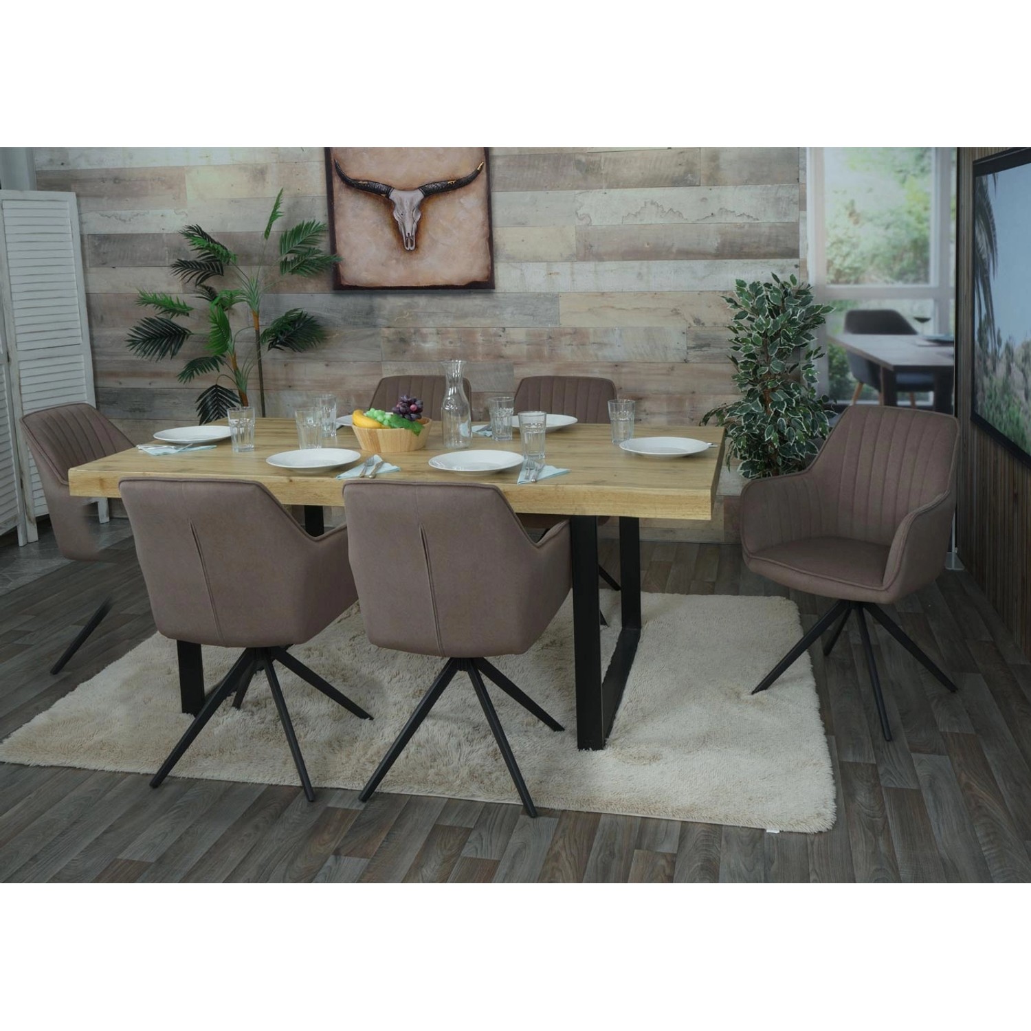 2er-Set braune MCW Esszimmerstühle L79 mit Armlehnen am Esstisch.