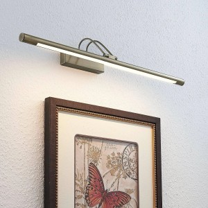 Moderne Lindby LED Wandleuchte Mailine in Bronze zur Bilderbeleuchtung im Wohnzimmer.