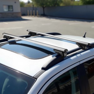 Wiltec Dachträger Universal aus Aluminium auf weißem Auto. 120cm Dachgepäckträger für 90 kg Last, robust.