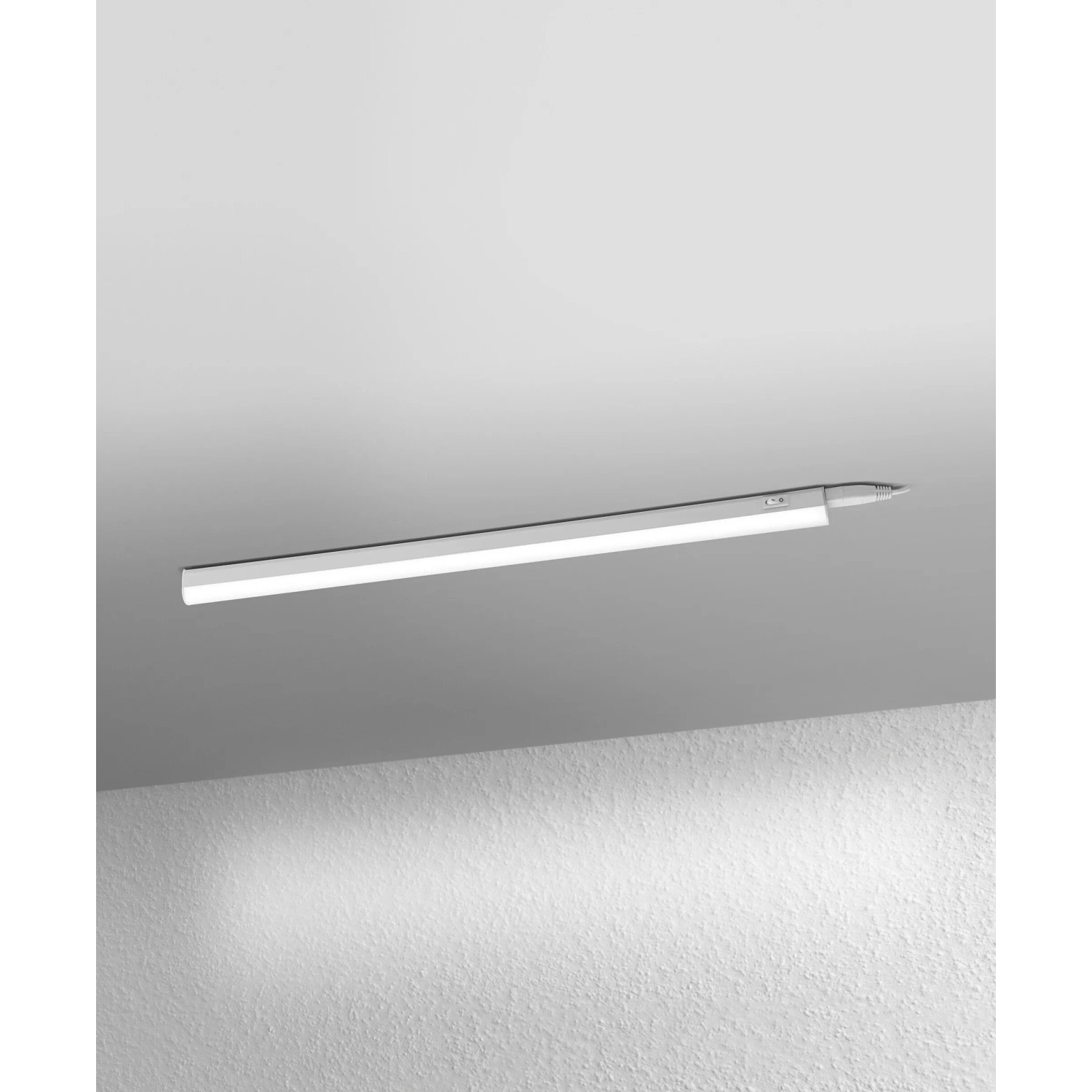 Weiße Ledvance LED-Lichtleiste Switch Batten, 60 cm, an Decke montiert.