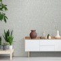 Erismann Vliestapete Opus Forte olivgrün mit floralen Ornamenten im Wohnraum.