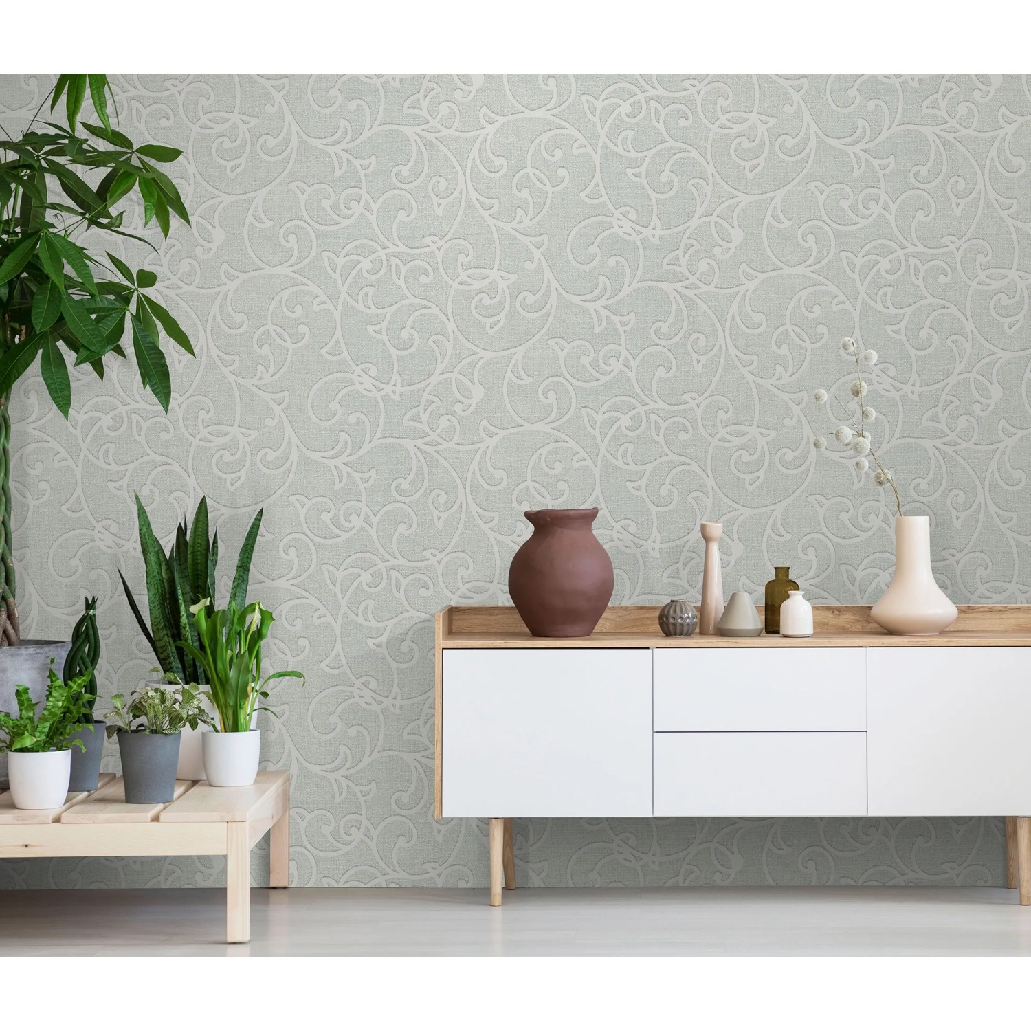 Erismann Vliestapete Opus Forte olivgrün mit floralen Ornamenten im Wohnraum.