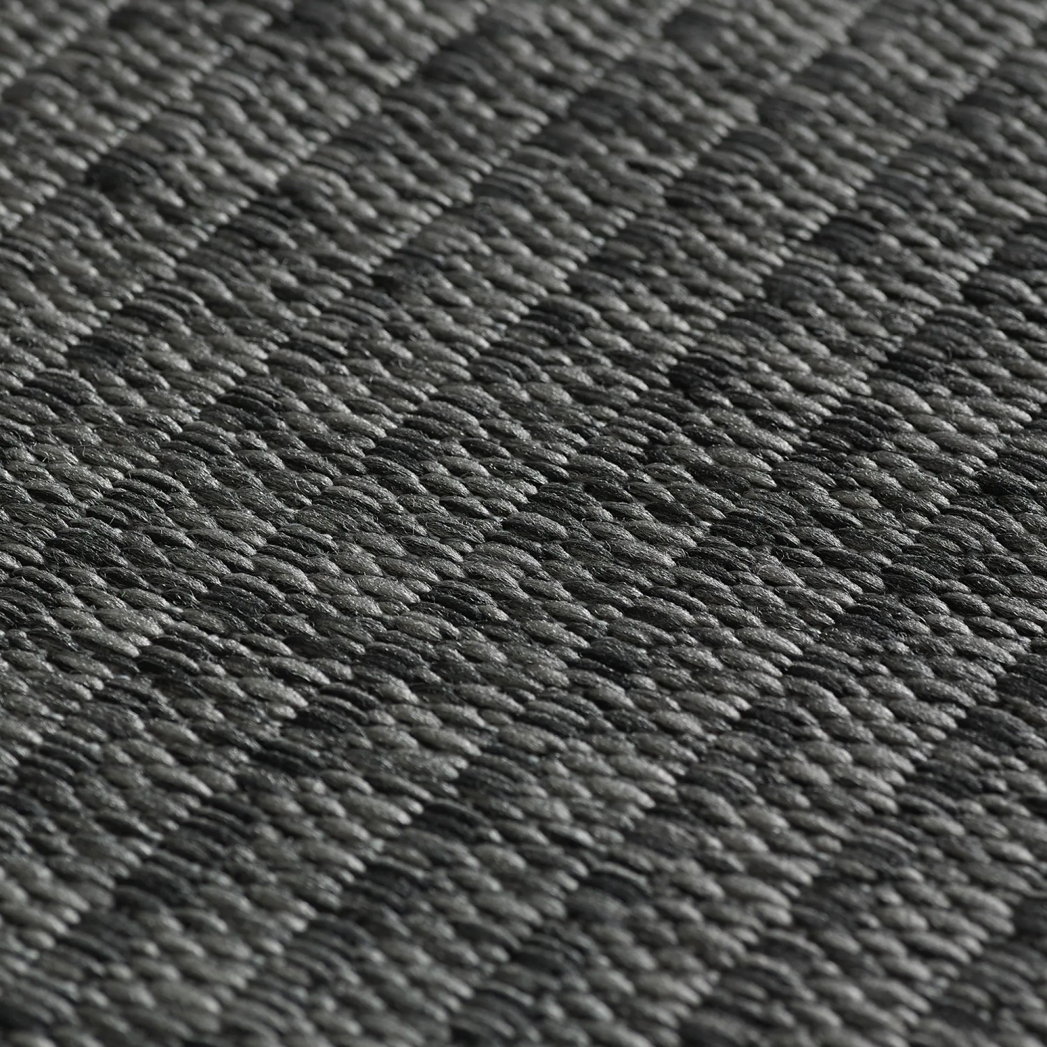Detailaufnahme: Schwarzer Ayyildiz Outdoor-Teppich Giza in Sisal-Optik.