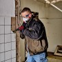 Einhell Druckluft-Meisselhammer TC-PC 45 im Einsatz beim Entfernen von Fliesen.