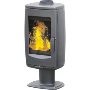 Grauer Plamen Gusskaminofen Aria 8 kW mit großer Sichtscheibe, lodernden Flammen und robustem Gusseisen-Design.
