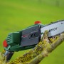 Bosch Akku Teleskop-Kettensäge UniversalChainPole 18 schneidet Ast. Grüner Hochentaster mit Sägeblatt und Spitzenschutz am Baumast.
