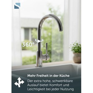 Chrom Spültischarmatur CORNWALL mit hohem, 360° schwenkbarem Auslauf über einer Spüle in der Küche.
