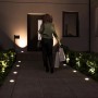 Eingangsbereich mit eingelassenen, runden SSC-LUXon LED Bodenleuchten Viskos. Warmweißes Licht.