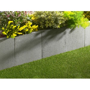 Graue Kann Winkelsteine (H 80 cm) zur Geländeabstützung und Einfassung im Garten.