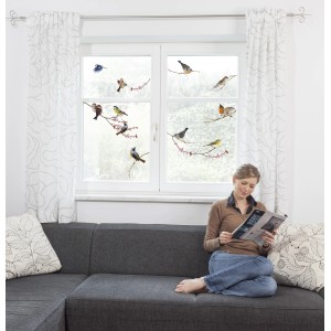 Fenstersticker Birds von Komar: Selbstklebende Wanddeko mit Vogelmotiven auf einem Fenster.